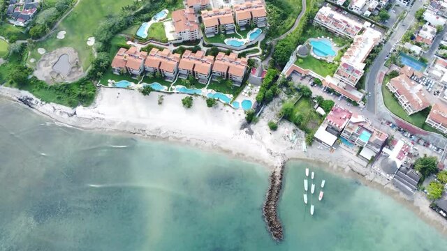 Playa Mita con condominios alrededor. Cenital.