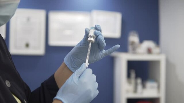 santo domingo, república dominicana - 10 de julio de 2021 - Médico con jeringa en mano, preparándose para inyectar una vacuna en el laboratorio médico.