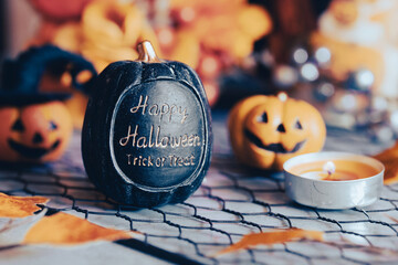 ハロウィンの飾り　黒とオレンジ色のカボチャ