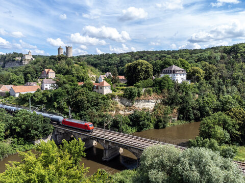 Blick auf die Rudelsburg un die Burg Saaleck mit Eisenbahn