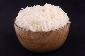 Bol de riz blanc en gros plan sur fond noir