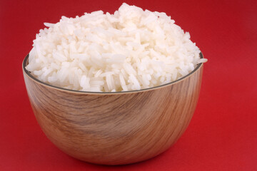 Bol de riz blanc en gros plan sur fond rouge