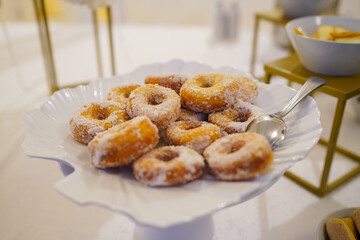 Graffe fritte e coperte di zucchero preparate per un buffet di dolci di un matrimonio