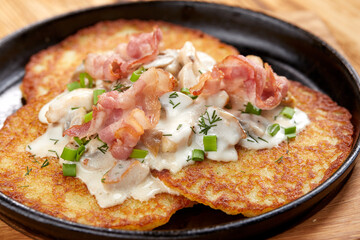 potato pancakes with sour cream and bacon