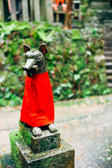 fox statue at fushimi inari red torii in japan