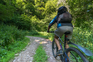 Obraz premium ruta de bicicleta de montaña por Picos de Europa en Cantabria 