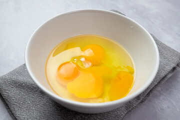 Surowe jajka w misce