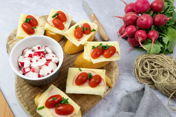 Letnie kanapki z serem, pomidorem, rzodkiewką 