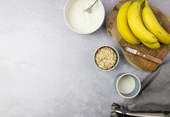 Przygotowanie koktajlu bananowego na śniadanie. Dietetyczny posiłek przed treningiem. - obrazy, fototapety, plakaty