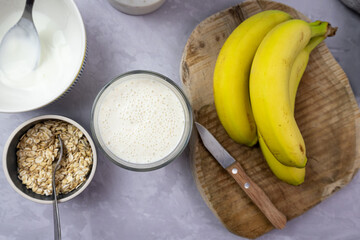 Koktajl bananowy z owsianką i jogurtem naturalnym. - obrazy, fototapety, plakaty