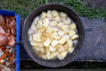Obrane ziemniaki w garnku na pieczone.