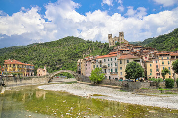 Fototapeta na wymiar Dolceacqua, Imperia, Italia, vista del caratteristico ponte in pietra 