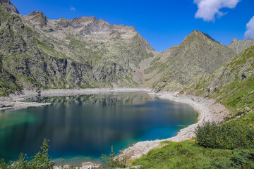 Fototapeta na wymiar Lago di montagna dall'acqua cristallina, immerso nella natura 