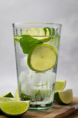 Woda mineralna z wodą, limonką i kostkami lodu.