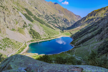 Lago di montagna dall'acqua cristallina, immerso nella natura 