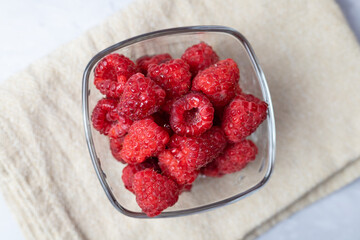 Maliny w szklanej misce © PhotoHunter