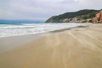 Fototapeta na wymiar Sabbia trasportata dal vento sulla spiaggia