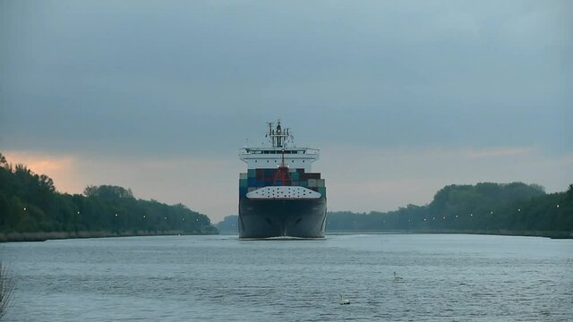 Containerschiff am Morgen im Nord-Ostsee-Kanal 