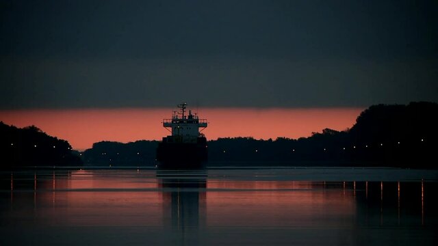 Containerschiff bei Sonnenaufgang 