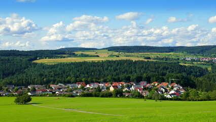 Panoramablick &uuml;ber Landschaft im Schwarzwald mit Wald und Wiesen und H&auml;user im Gr&uuml;nen