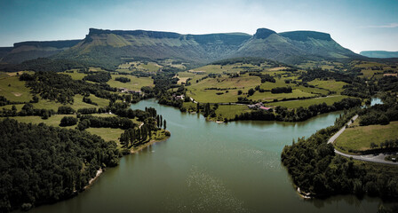 Fototapeta premium Lago rodeado por montes