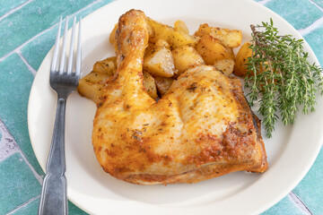 cuisse de poulet rôti et pommes de terre sautées