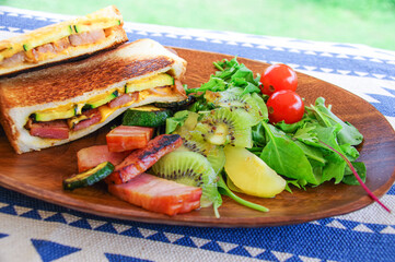 ホットサンドとサラダ