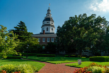The state capitol building of Maryland on a bright summer day - Annapolis, MD - obrazy, fototapety, plakaty