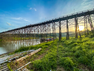 Obraz premium Mon Bridge, old wooden bridge at sunset in Sangkhlaburi, Kanchanaburi, Thailand