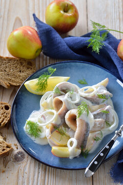 Marinierte Matjesfilets mit &Auml;pfel,  Zwiebelringen und Joghurt-Sahne-So&szlig;e  - Salty herring fillets with apple slices, onion rings and yoghurt cream sauce