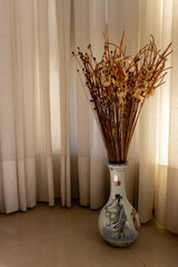 flores secas do Cerrado brasileiro. Cores laranja, ocre e marrom. Composição artesanal para decoração de interiores. Beleza natural. Flores e sementes. Vaso de flores.