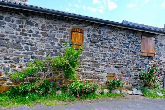maison de village construit en orges basaltique haute-loire france