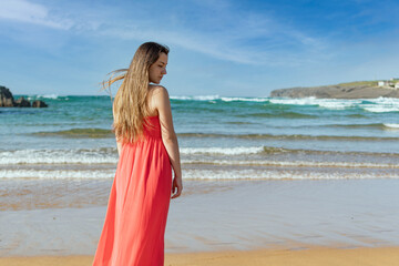 Fototapeta na wymiar mujer en la playa con vestido.
