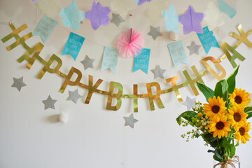 夏の季節の誕生日のために装飾をした部屋