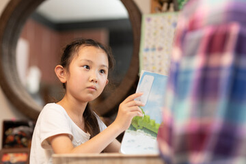 自宅でお母さんと一緒に勉強をする少女