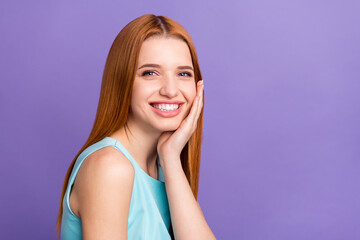 Obraz premium Photo of charming happy lovely young woman hold hand cheek good mood isolated on purple color background