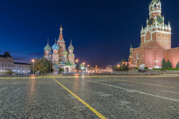 Obraz premium Night view of Red Square and Saint Basil s Cathedral in Moscow