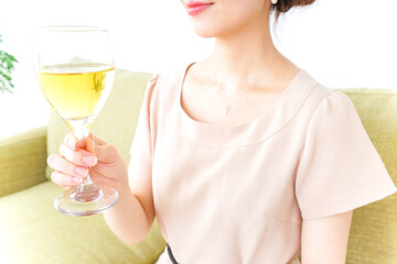 自宅でお酒を飲む女性
