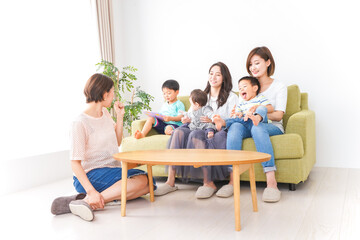 室内で楽しく遊ぶ子供とお母さん