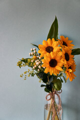 インテリアとして室内に飾られているプレゼントでもらったヒマワリの花束