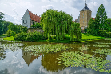 Fototapeta na wymiar Blick auf eine historische Burg in Burgsteinfurt
