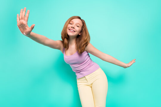 Photo portrait girl in casual clothes happy smiling relaxing in summer isolated vivid teal color background
