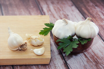 natural white garlic in slices