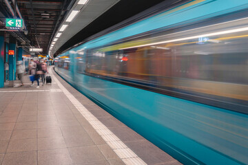 Fototapeta na wymiar Fahrende U-Bahn mit Bewegungsunschärfe in Frankfurt am Main
