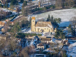 vue aérienne du village de Grosrouvre sous la neige dans les Yvelines en France