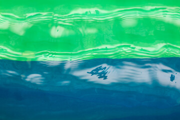 Obraz premium Defocused shot of transparent water against blue and green. Wate
