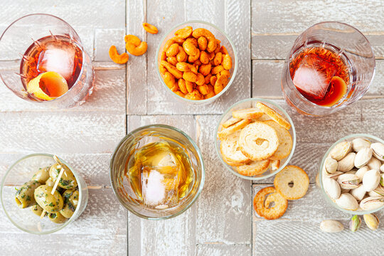Verschiedene alkoholische Drinks und Knabbereien