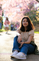 Obraz premium Asian teenage girls happily travel and take pictures on the road in nature.