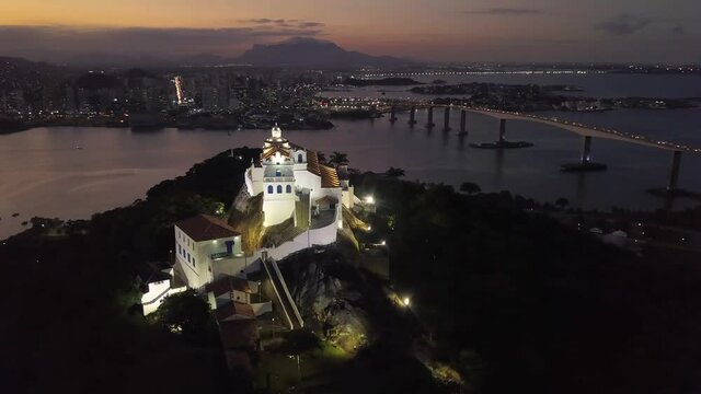 Convento da Penha iluminado ao anoitecer. Vila Velha, Esp&iacute;rito Santo, Brasil.