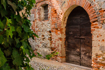 Fototapeta na wymiar old house in medieval town. Ricetto di Candelo. Villaggio medievale a Biella, Piemonte, Italia 